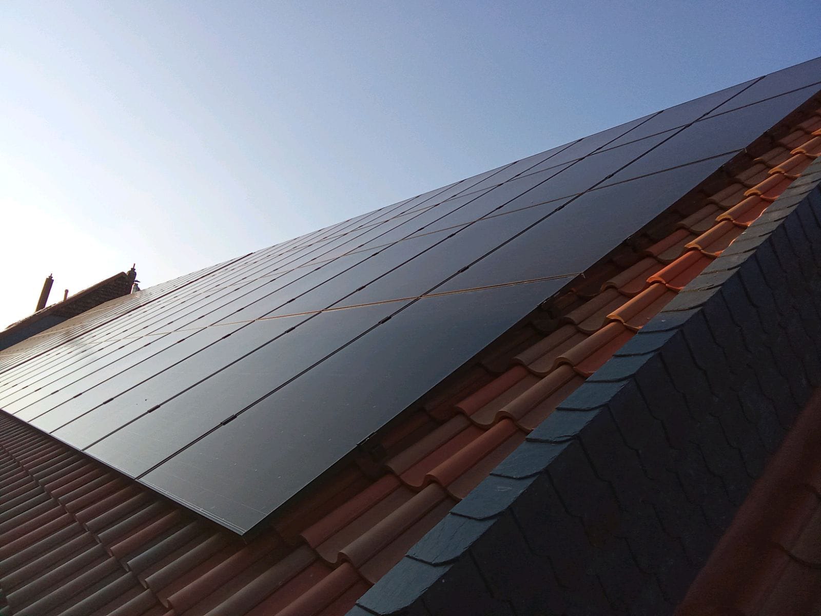 Mini Solaranlage 1,76kWp mit 2KWh Speicher und Gestell für Ziegeldachmontage 4x Trina Bifacial Vertex S+ Growatt NEXA LFP Speicher Balkon Solar Steckdose